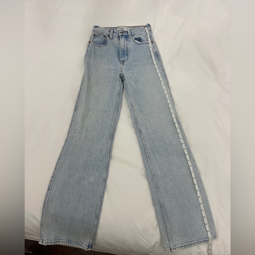 Abercrombie The 90’s Relaxed Jean Ultra High Rise